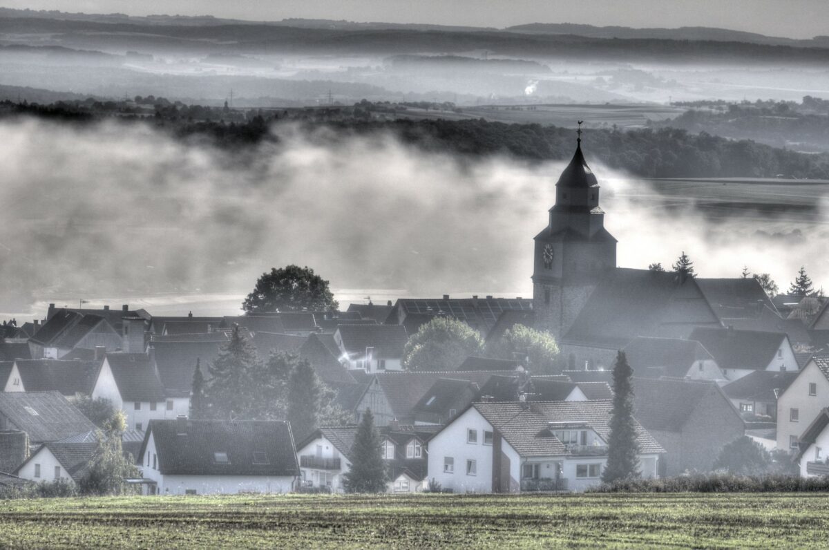 Grüningen im Nebel HDR